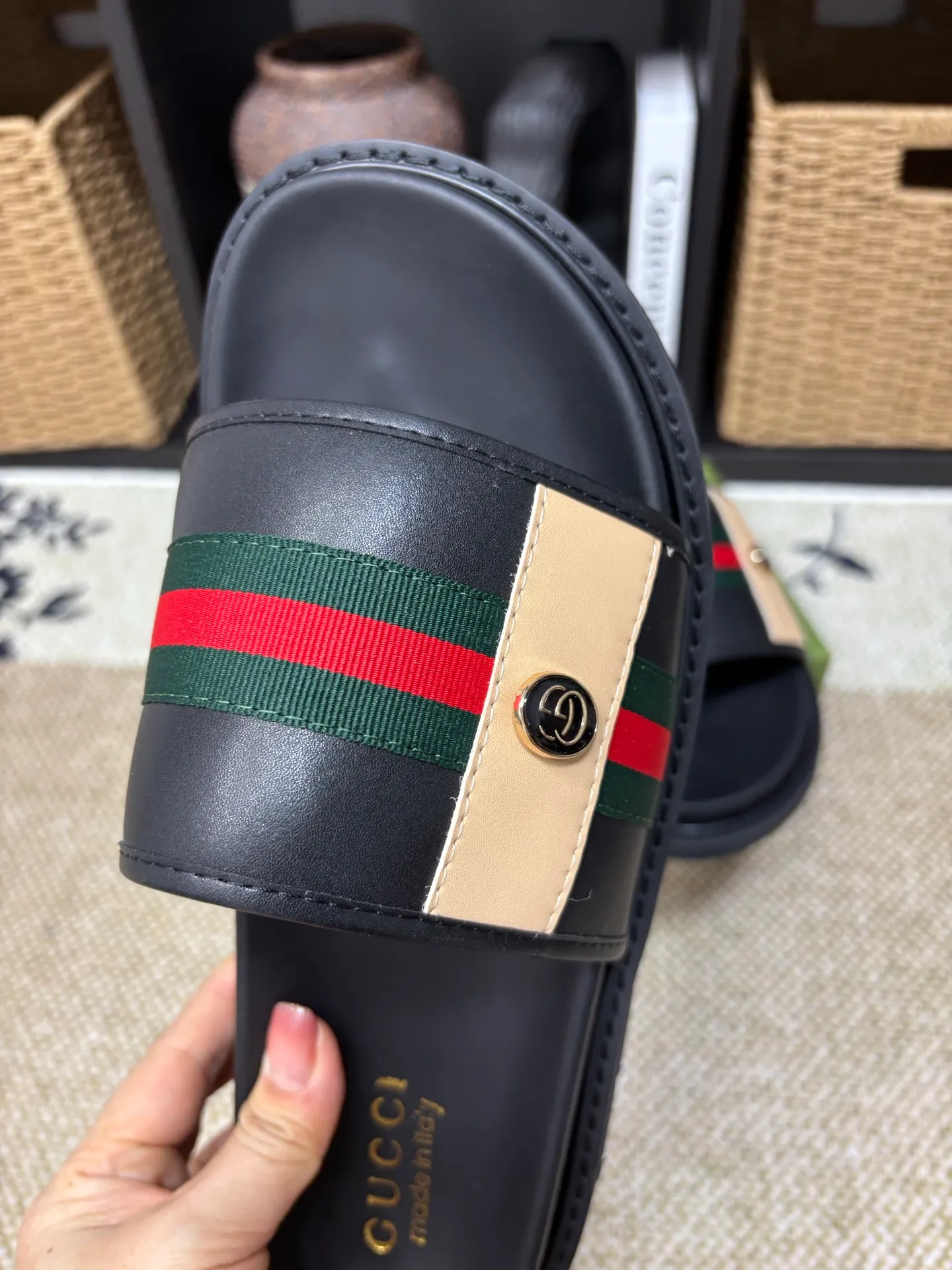 Factory 💰 300 yuan Gucci slippers] high-end men's shoes brand official website 1:1 latest masterpiece: original mold customization, the fabric is made of imported original materials, upgraded outsole, lighter and non-slip. The market's top quality, simple yet tasteful, a must-have for fashionistas, fashionable at your feet, full of confidence, the same style at the counter 👍The season of summer slippers is here. Code: 38-45 (45 customized)